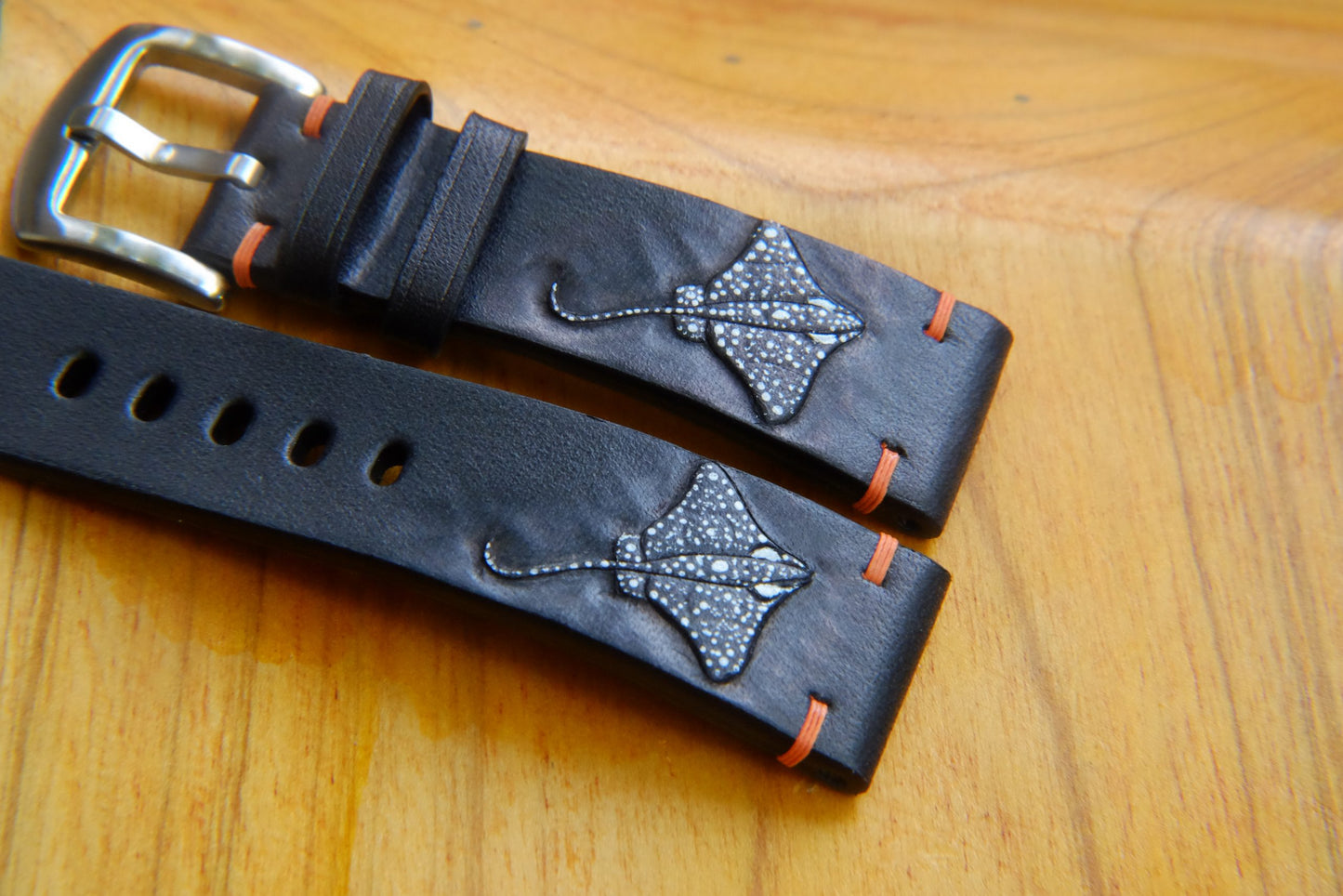 BESPOKE GENUINE STINGRAY ARTWORK HAND CARVED VEG TANNED COW LEATHER WATCH STRAP HDLE16