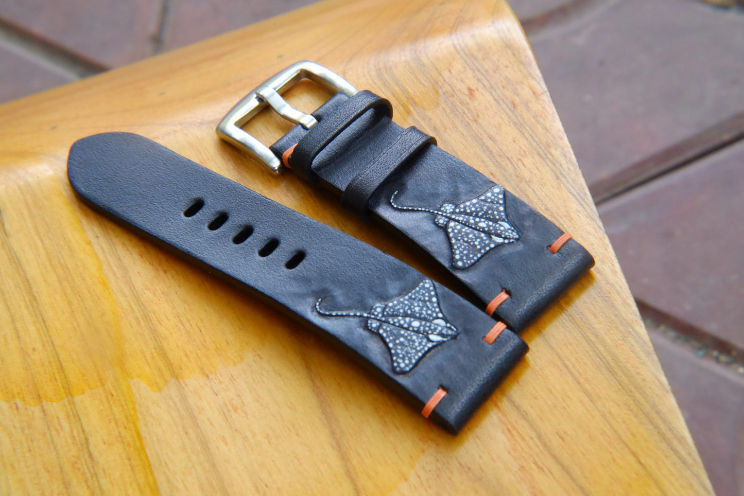 BESPOKE GENUINE STINGRAY ARTWORK HAND CARVED VEG TANNED COW LEATHER WATCH STRAP HDLE16