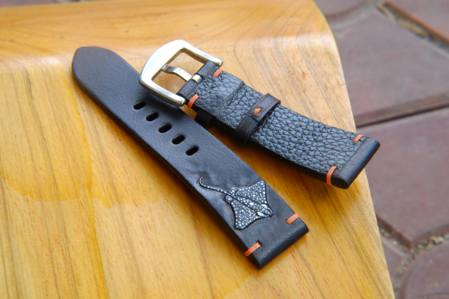 BESPOKE GENUINE STINGRAY ARTWORK HAND CARVED VEG TANNED COW LEATHER WATCH STRAP HDLE16